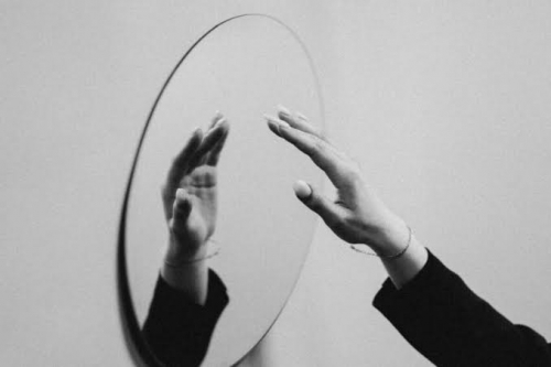 Mirror (Soi gương): Nhìn Thấy Chính Mình Từ Một Góc Nhìn Mới